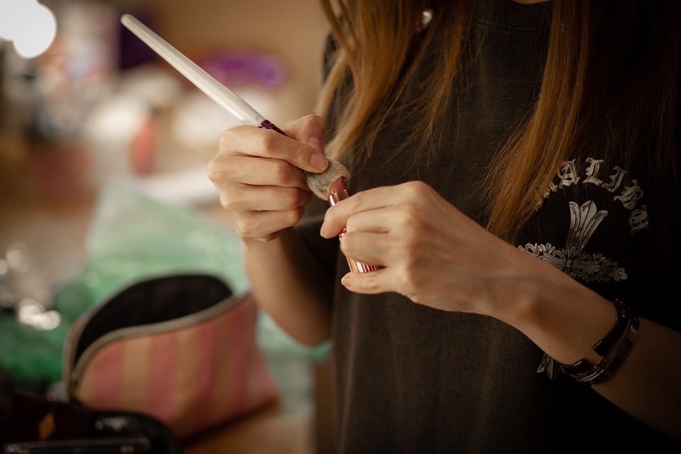 Femme préparant du maquillage