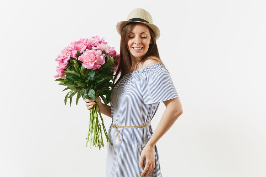 Femme tenant un bouquet de fleurs