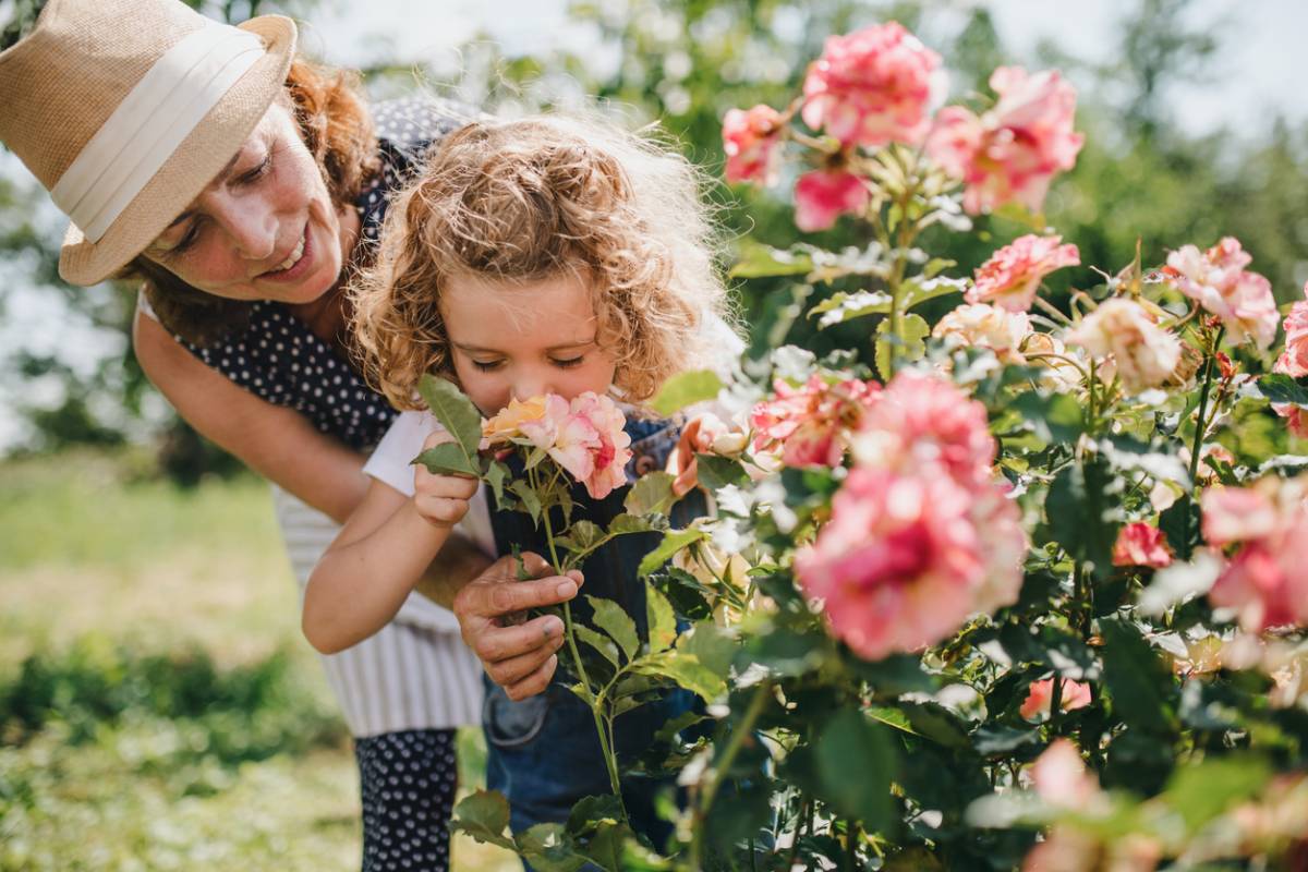 Maman et fille dans jardin